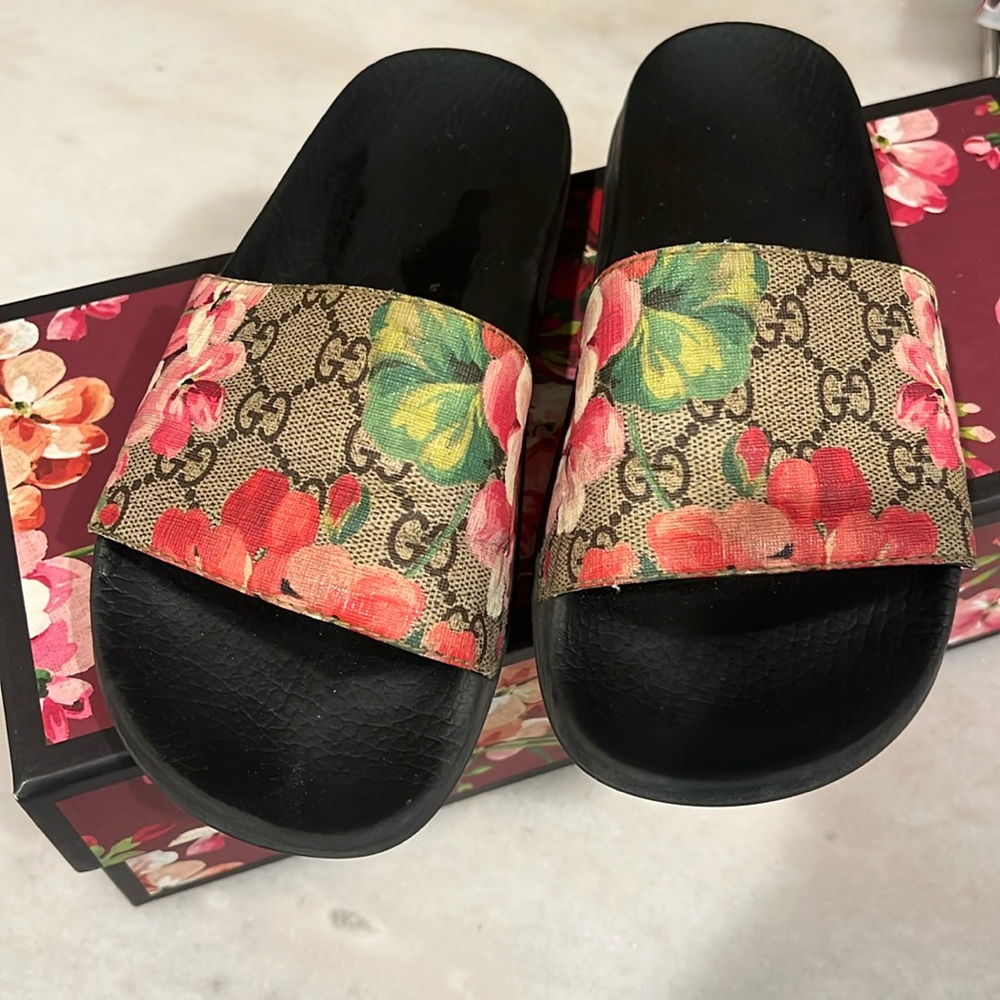 Gucci supreme slides
